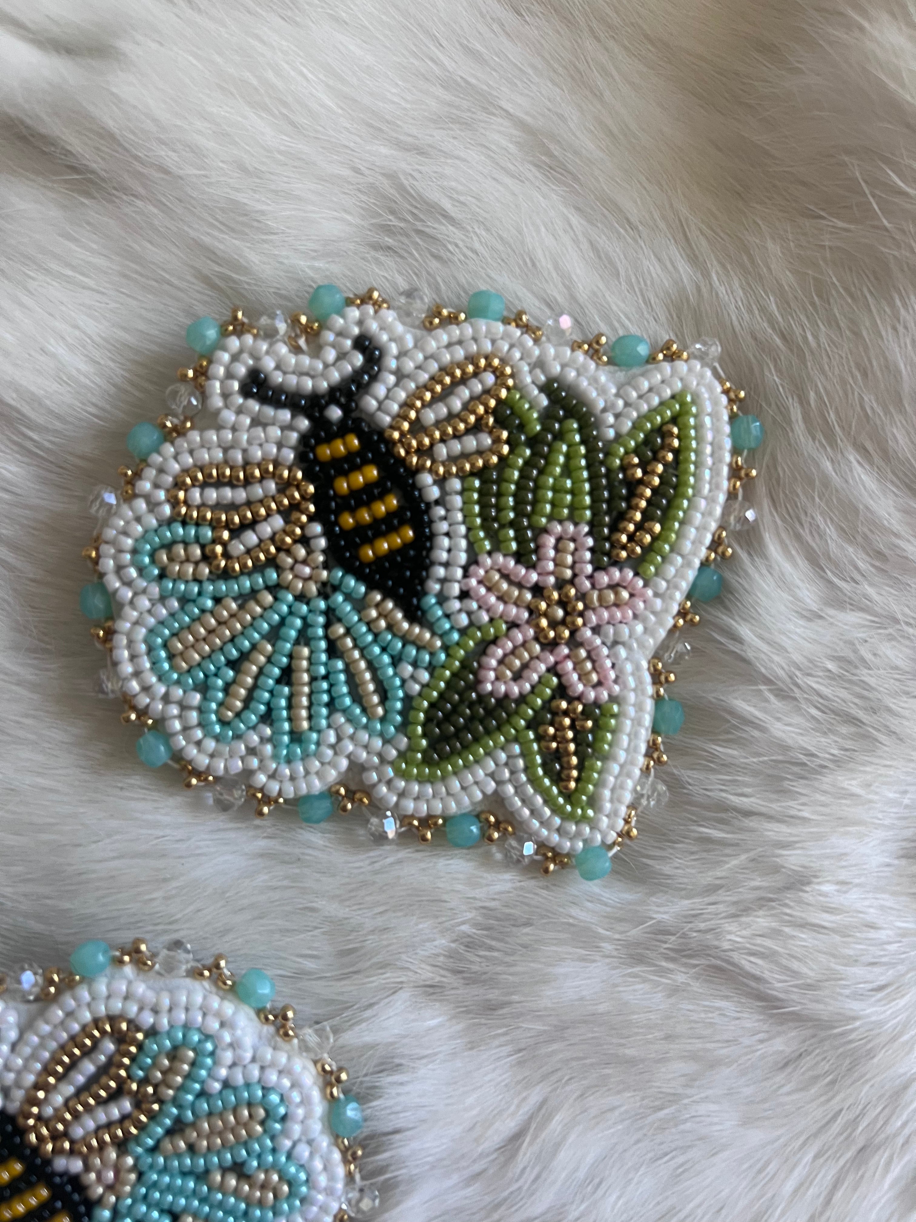 🐝 Large Bee Floral